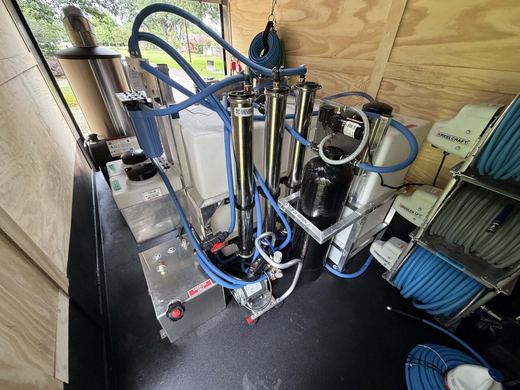 Four-stage water filtration system for a spot-free deionized rinse