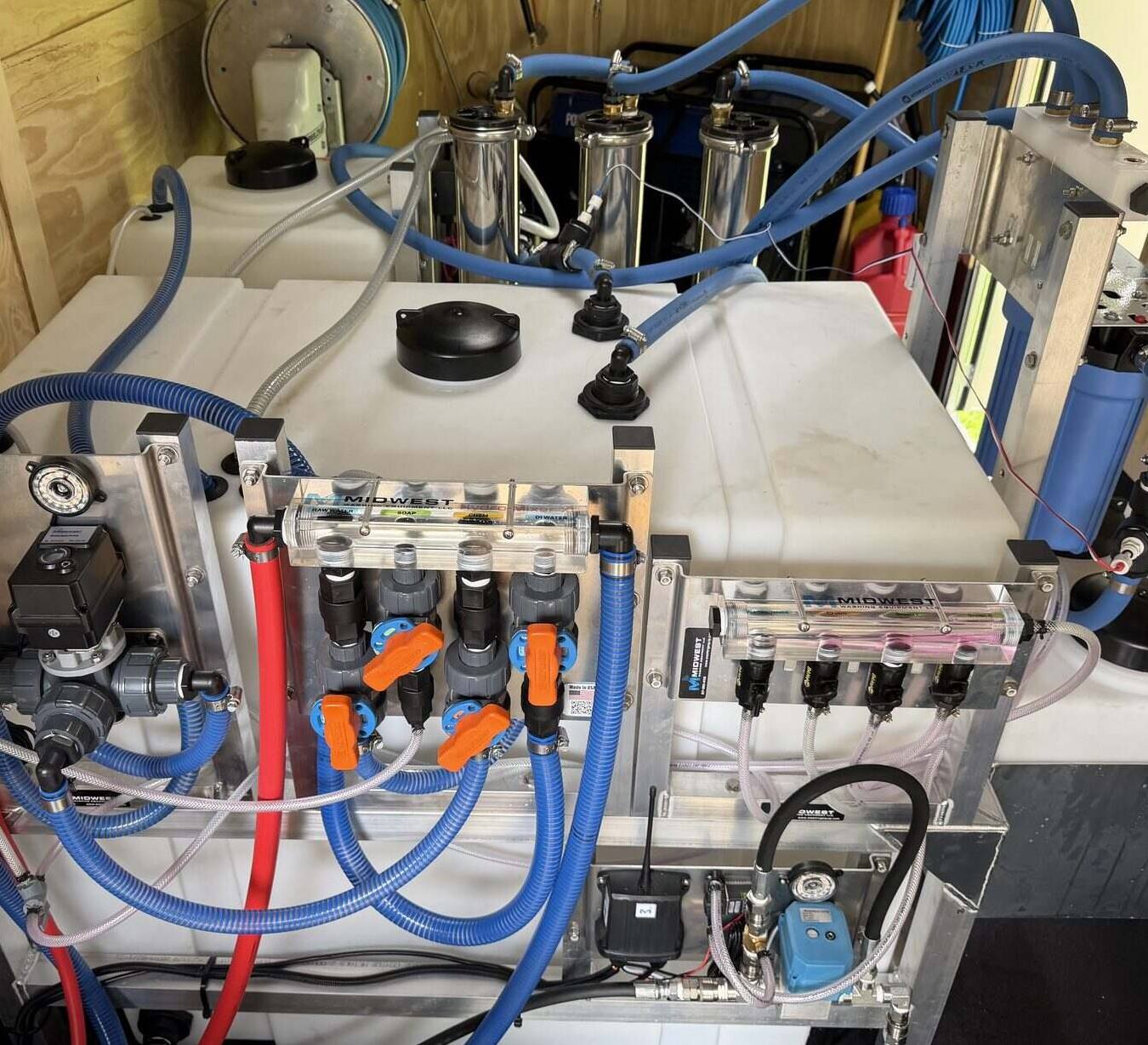 BolAero mobile exterior-cleaning trailer full pump tank and filtration setup